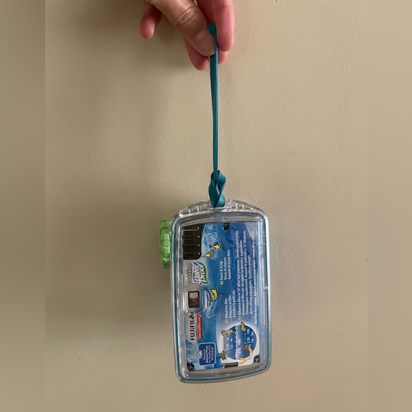 Fuji film underwater camera 27 shots - Picture 2 of 3